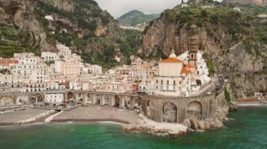 Mimari kemerli Atrani şehri ve sahil manzarası. Denizde yüzen insanlar. Yaz Amalfi Sahili, İtalya..