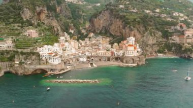 Amalfi Sahili 'ndeki Atrani kasabasının havadan görünüşü. Kayalıklar ve İtalya' nın sakin mavi denizi arasında yaz günü kurulmuş eşsiz bir mimari...