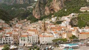 İtalya 'nın ikonik çan kulesi ve çevresindeki yaz manzarasıyla Amalfi şehrinin havadan görüntüsü...