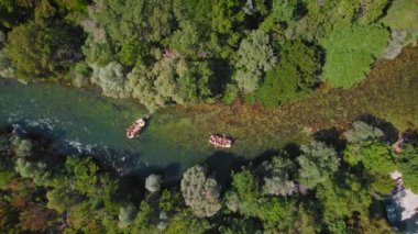 Hırvatistan 'da yoğun yeşil ormanlarla çevrili Cetina Nehri' nden aşağı inen sallar.