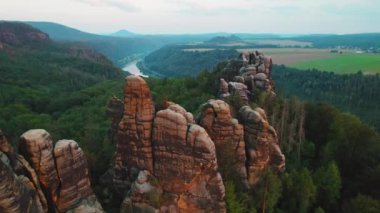 Yüksek kaya oluşumları, geniş vadiler, sık ormanlar ve Sakson İsviçre 'de dolambaçlı bir nehir, Schrammsteine Elbe Sandstone Dağları Almanya.