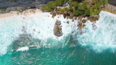 Nusa Penida Bali 'de Elmas' a çarpan büyük kayalar ve turkuaz suyla sahilin en alt manzarası..