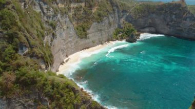 Nusa Penida Bali 'nin sahil şeridi boyunca engebeli uçurumlar ve turkuaz okyanus manzarası..