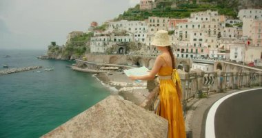 Turistler Atrani kentindeki Amalfi sahil köyüne tepeden bakıyor.