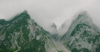 Engebeli dağ silsilesi kısmen kayalık tepelerle kaplı..