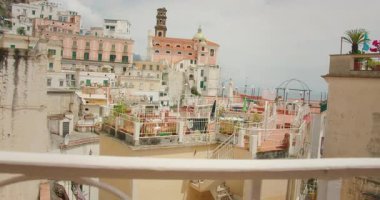 Pastel İtalyan kasabası Atrani ve kıyı şeridine bakan çatı teraslarının manzarası.