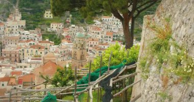 Teras yamacında Amalfi kasabası manzaralı yaz günlerinde yumuşak ışık altında.