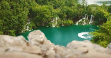 Çarpıcı şelaleler Hırvatistan 'ın Plitvice Gölleri Ulusal Parkı' ndaki canlı bir turkuaz göle düştü.