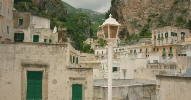 İtalya 'nın Amalfi kıyısındaki yeşil yamaç kasabası Atrani' deki kayalıklara kurulmuş kırsal binaların manzarası.