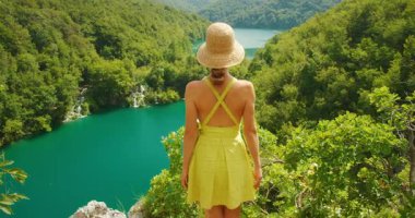 Turkuaz göle hayran olan turist kadın yazın Plitvice Ulusal Parkı 'na düştü.