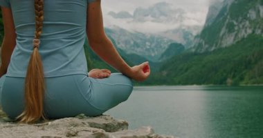 Meditasyon yapan bir kadının duruşu, eli bir Mudra 'nın içinde, doğa ve benlik arasındaki derin bağı sembolize ediyor..