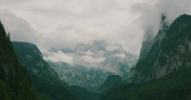 Gosau Gölü 'nü çevreleyen engebeli dağların dramatik yakınlaşması sis ile kaplıydı..