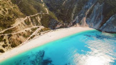 Turkuaz sular ve Kefalonia 'daki Myrtos Sahili' nin beyaz kumları yaz günü yukarıdan görüldü..