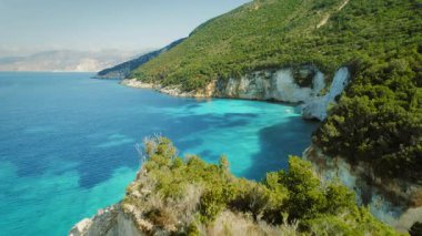 Yunanistan 'ın baş döndürücü uçurumları ve turkuaz sularının keyfini çıkaran çift.