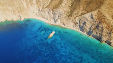 Kefalonya 'da kaya çıkıntılı turkuaz deniz ve Yunanistan' da beyaz uçurum plajı.