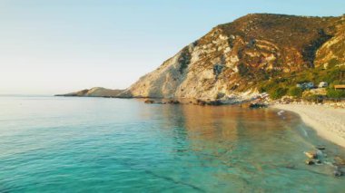 Kristal berrak su ve Kefalonia 'daki Petani Sahili' nde dramatik uçurumlar sakin bir yaz akşamında.
