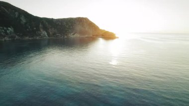 Yaz boyunca Kefalonya sahilinin yukarısından İyon Denizi üzerinde gün batımı manzarası.