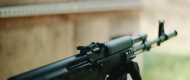 Tüfeğin arka görüş açısı ve arka planı bulanık olan üst alıcının yakın görüntüsü.