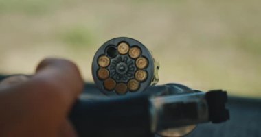 Tabanca silindirinin yakın çekimi ateşli silah eğitimi sırasında cephaneyle dolduruluyor..