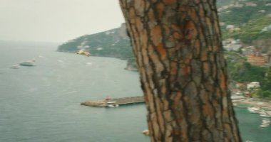 Yaz aylarında Amalfi kıyısındaki kayalıkların ve teknelerin yakınında Akdeniz üzerinde uçan martılar..