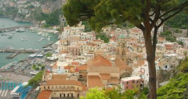 Amalfi kasabasının manzarası ve kıyı şeridi yazın yüksek görüş açısına sahip..