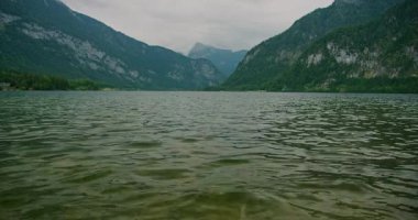 Hallstatt gölünün dalgalı suları yükselen dağlar ve sık ormanlarla çerçevelenmiştir..