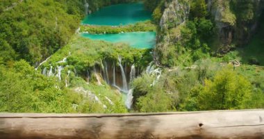 Plitvice Ulusal Parkı Hırvatistan 'da çağlayan şelaleler ve canlı turkuaz göllerin çarpıcı manzarası.