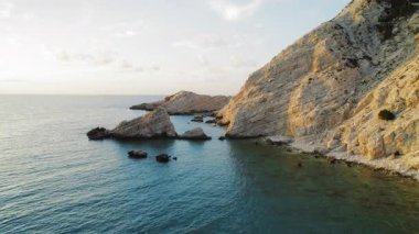 Kefalonia adası kıyılarında gün batımının ılık ışığında kayalık oluşumlar.