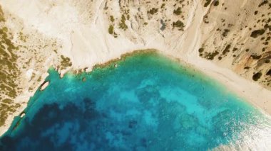 Yunanistan 'da Kefalonya' da açık mavi suları olan tenha bir plajın tepesinde..