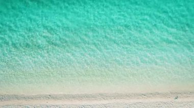 Yunanistan 'da yaz boyunca yumuşak turkuaz dalgalı el değmemiş kumsal havası.