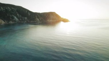 Kefalonia 'daki Petani Sahili' nin sakin sularında altın saat manzarası yaz günbatımı.