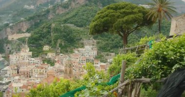 Limon bahçeleri ve İtalya manzaralı Amalfi tepesi manzaralı..