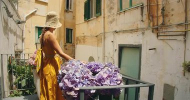 Atrani İtalya 'da küçük, rahat bir Akdeniz balkonundaki ortancalara bayılıyor..