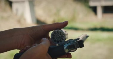 Atış menzilinde silindir açma denetimi yapılıyor..