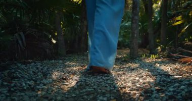 Çıplak ayaklı kadın Meksika Cenote Ormanı 'nda yolda yürüyor..
