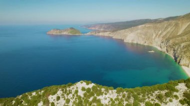 Kefalonia sahilinin havadan görünüşü, yaz günlerinde derin mavi sular ve uçurumlar..