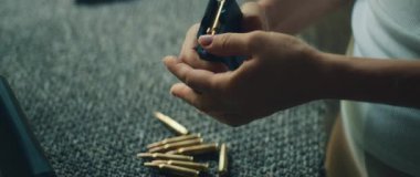 Atış talimi sırasında şarjörleri kurşunla doldurun..