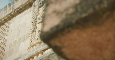 Tapınağın köşesine eski harabeler kazınmış süslü Maya taşları..