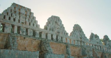 Antik Maya harabeleri gündoğumunda seyahat sırasında yüksek istiflenmiş taş kuleleri ile.