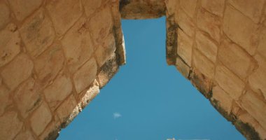 Meksika 'da mavi gökyüzünün altında karmaşık taş oymalarla antik Maya piramidi.