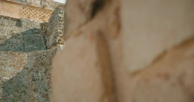 Maya piramit girişinin ön görüntüsü yontulmuş taş detaylar ve merdivenlerle.