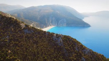 Myrtos Sahili, Kefalonia adasında yüksek bir perspektiften görülen dik yeşil tepeler arasında bir körfeze kurulmuştu..