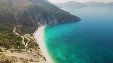 Kefalonya adasında turkuaz deniz suları ve kıvrımlı yolları olan Myrtos Sahili.