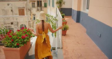 İtalyan şehri Atrani, Amalfi sahilinde kırmızı sardunyalarla kaplı bir balkonu keşfediyor..
