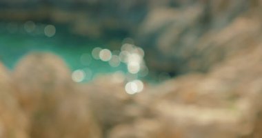 Deniz ışıltısının ve kıyı bulanıklığının güneş ışığı efektli soyut videosu.