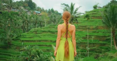 Yaz Bali gezisi boyunca pirinç terasında giyinmiş bir kadın..