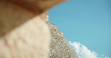 Taş merdiven ve detaylı oymalarla antik Maya tapınağının yakın çekimi.