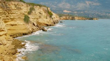 Yaz mevsiminde İyon kıyıları boyunca uzanan dramatik uçurumların havadan görünüşü.