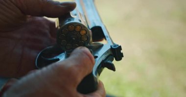 Atış talimi sırasında tabanca fişeklerle dolu..