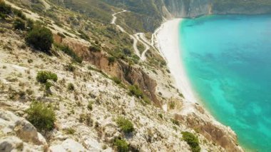 Yunanistan 'ın Kefalonya adasında güneşli bir günde Myrtos Sahili' nin yukarısına bakın.